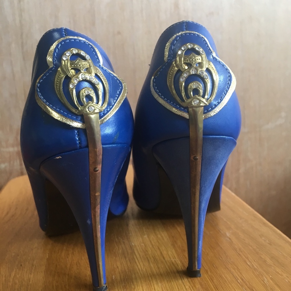 Gorgeous vintage blue heels with medallion